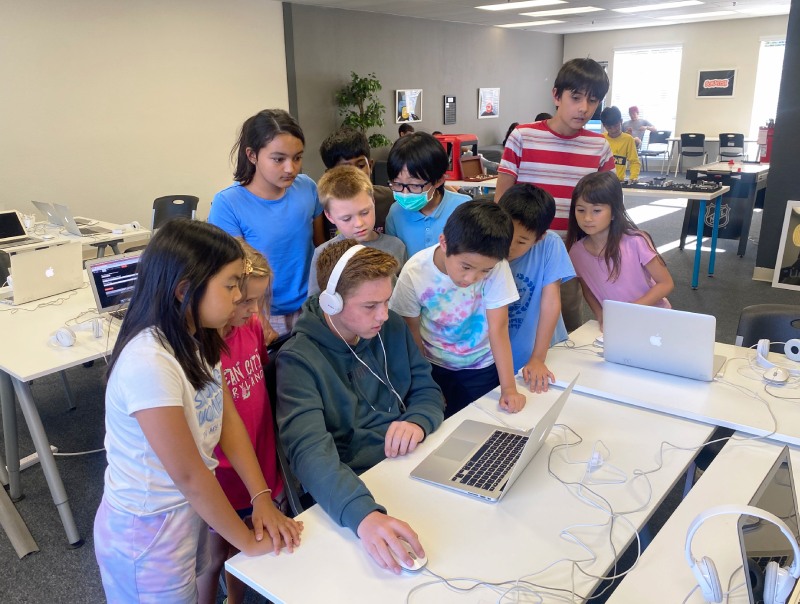 Kids coding together at Hackingtons