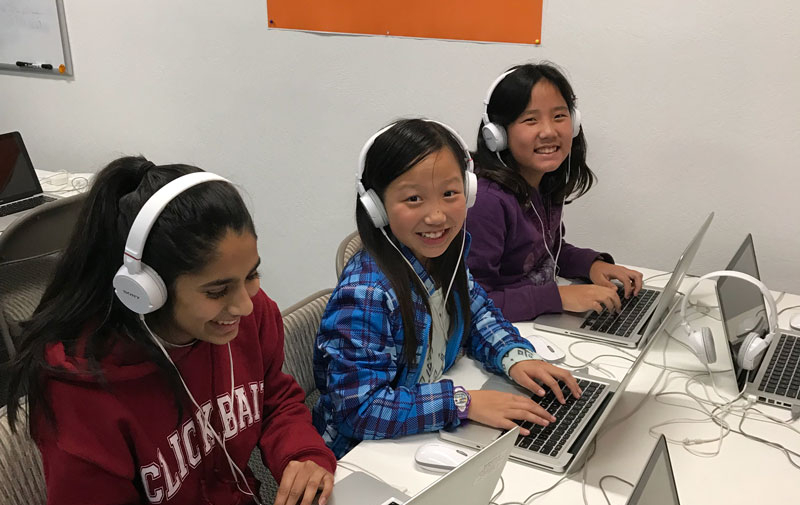 Kids coding together at Hackingtons Dublin