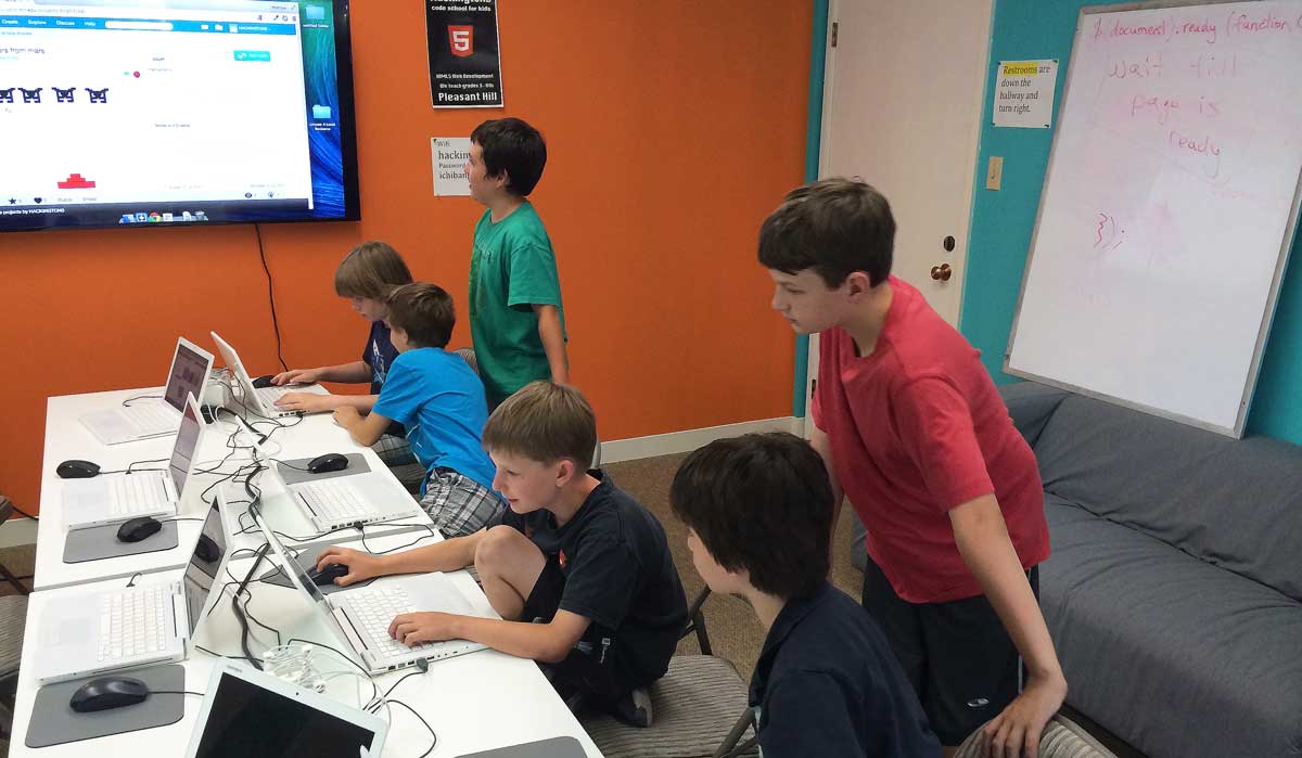 A class of students coding at Hackingtons Pleasant Hill