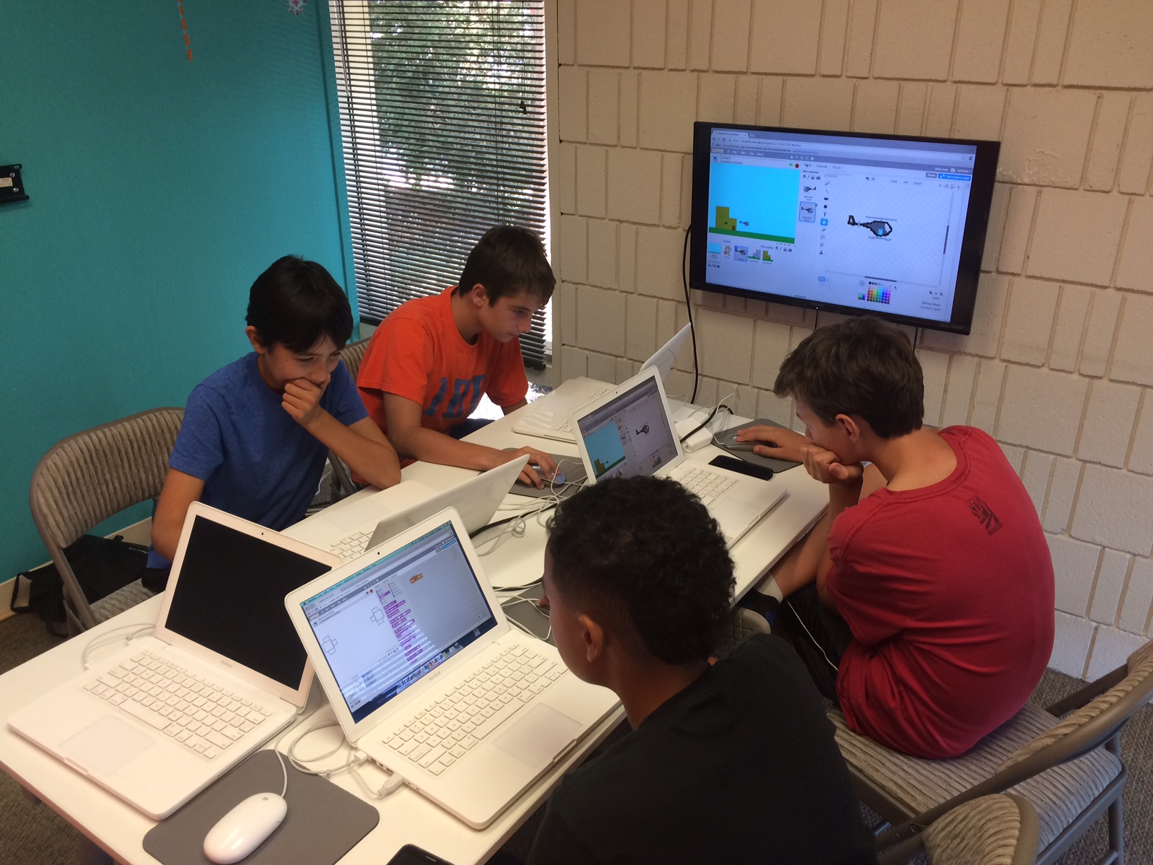 Students building Scratch games together at Hackingtons Pleasant Hill